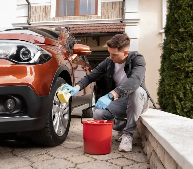 Lavage auto à domicile Évaux-les-Bains : professionnel intervenant sur un véhicule